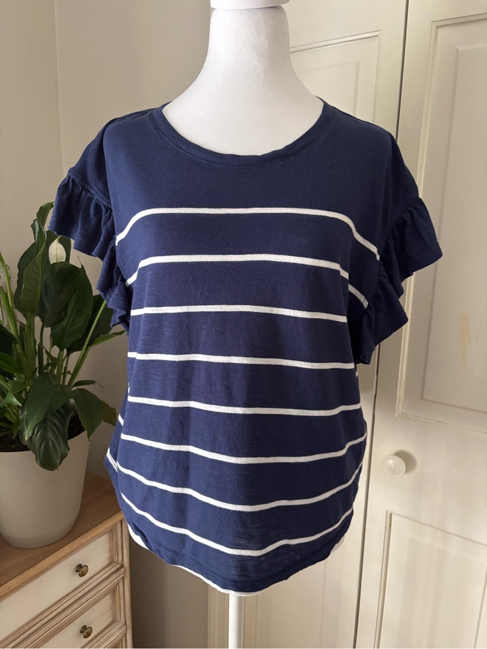 Vineyard Vines Navy and White Striped Ruffle Surftee Tee Medium